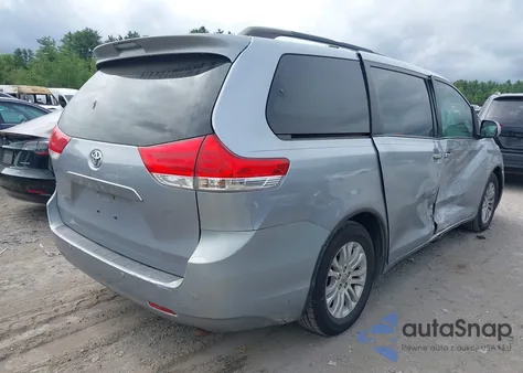 2013 Toyota Sienna Xle V6 8 Passenger z USA, uszkodzony, nr VIN 5TDYK3DC2DS395336